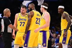 开云体育入口-湖人B队鏖战独行侠，阿德巴约统治全场的简单介绍