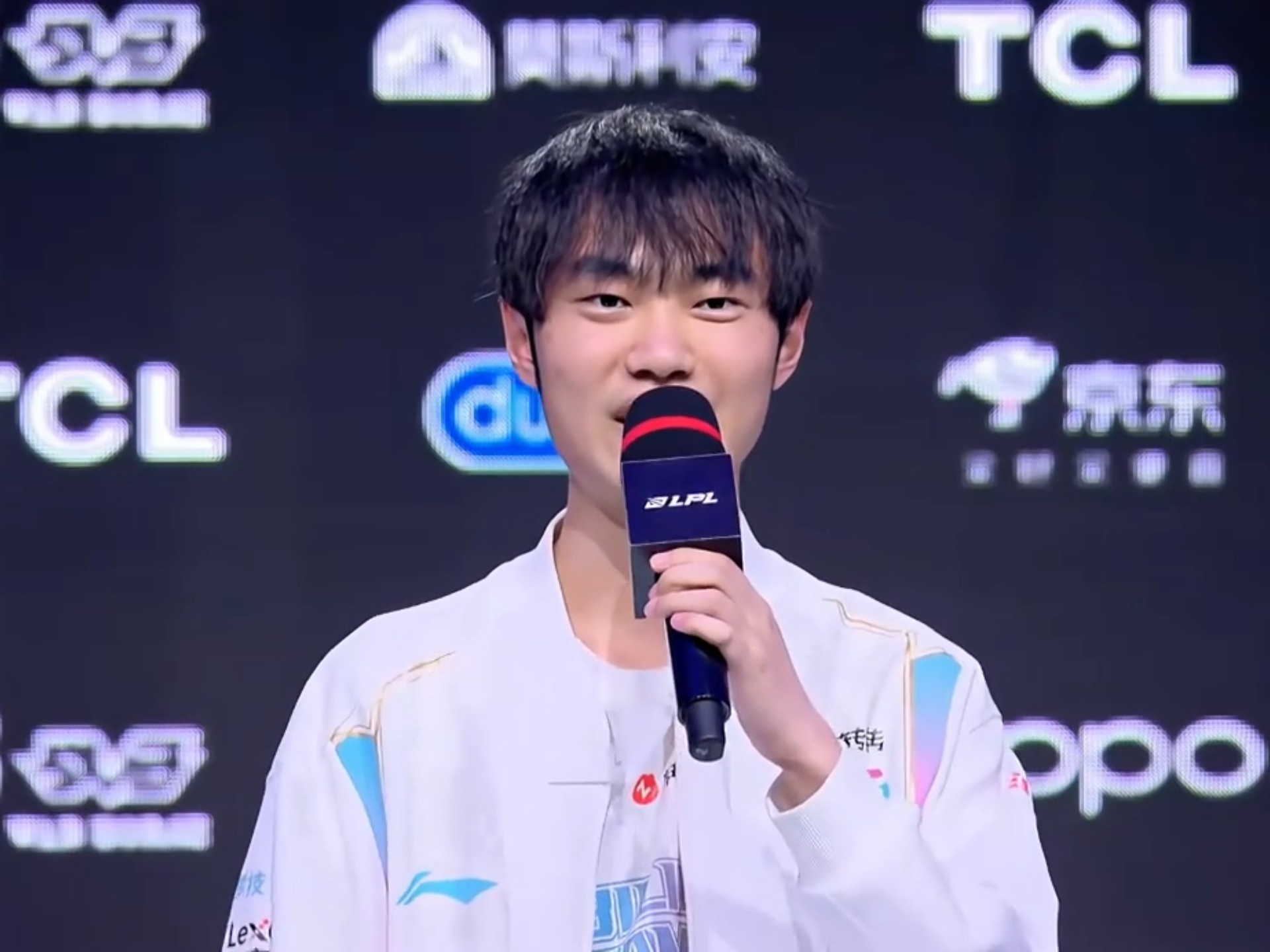 EG翻盘FPX,Knight团战一打五四强赛2:0(广州) EG翻盘FPX,Knight团战一打五四强赛2:0(广州)