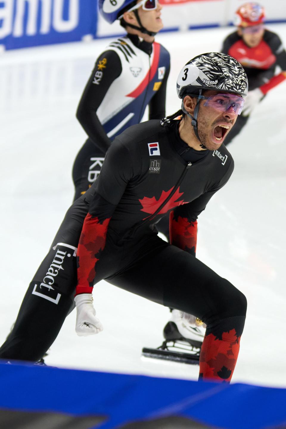 塞尔维亚选手在短道速滑比赛中登上领奖台 塞尔维亚选手在短道速滑比赛中登上领奖台