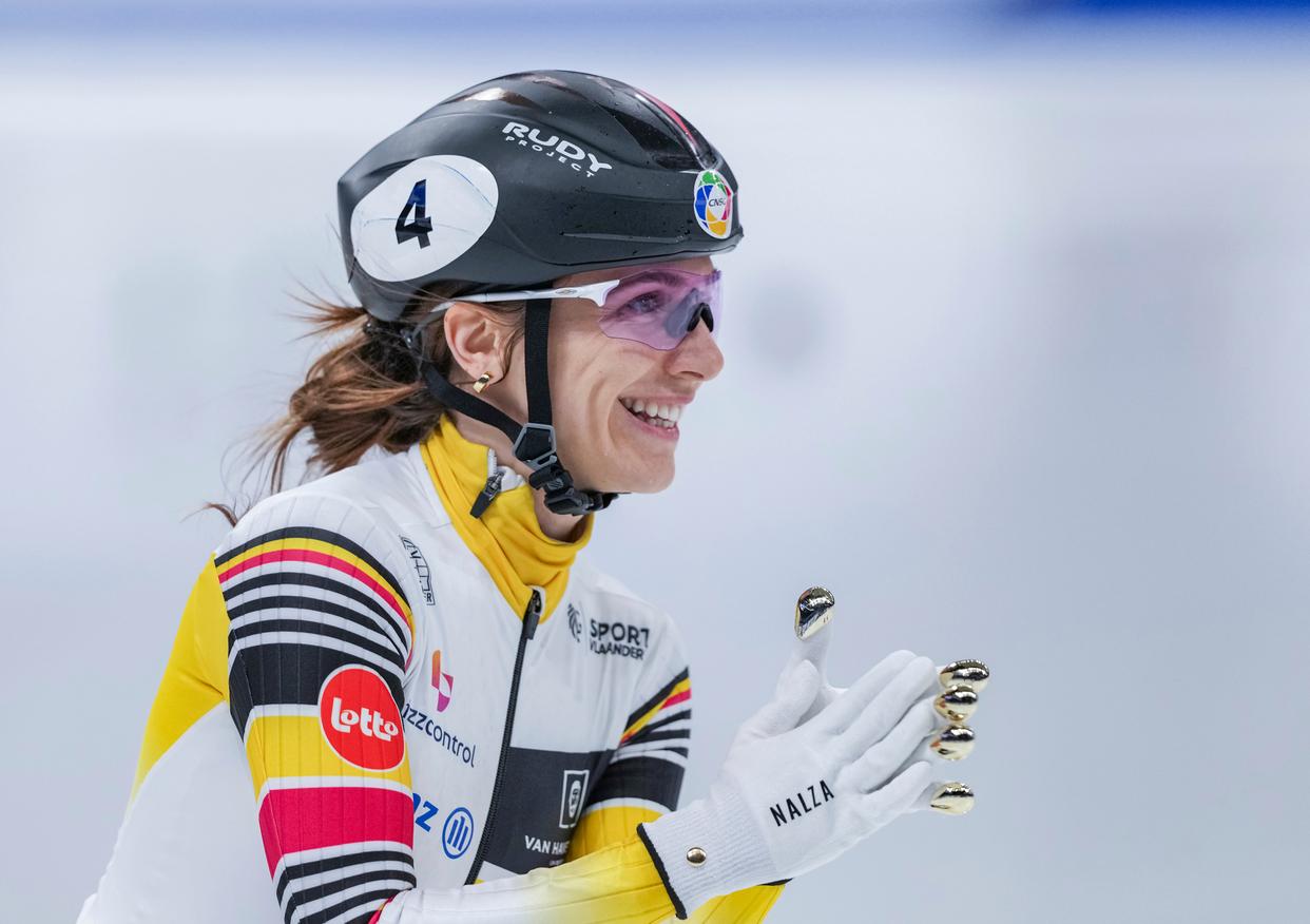 塞尔维亚选手在短道速滑比赛中登上领奖台 塞尔维亚选手在短道速滑比赛中登上领奖台